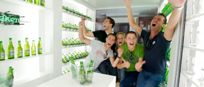 Ein „Walking Fridge“ gefüllt mit Heineken-Bier