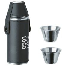 Flasche mit Schnapsbechern in schwarz Flasche mit Schnapsbechern in schwarz