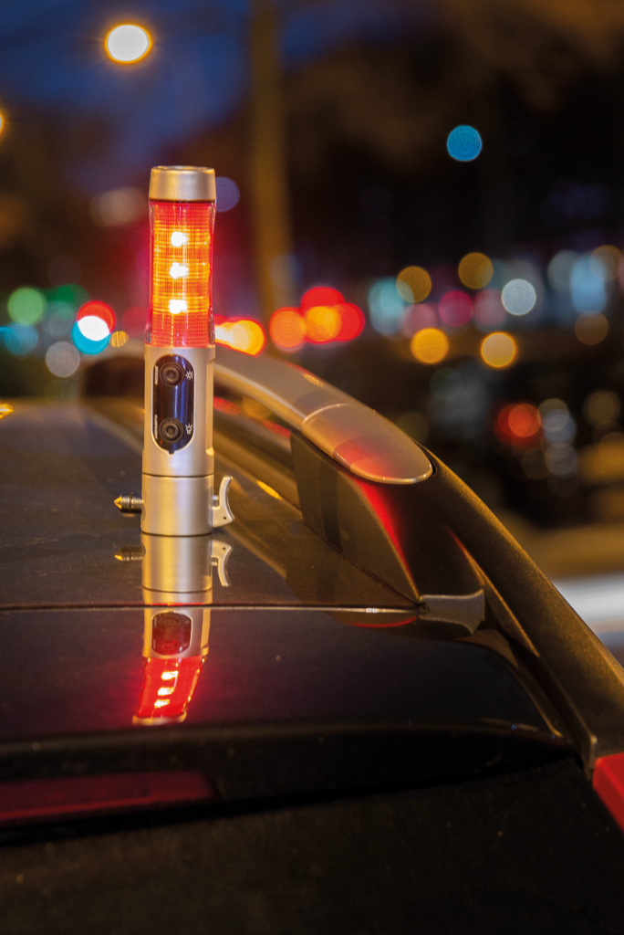 Gorilla Nottaschenlampe mit Notfallhammer, LED-Warnleuchte, Not-Lampe für  das Auto mit blinkendem Warnlicht mit Farbe Orange und Schneide Funktion  für den Gurt : : Auto & Motorrad